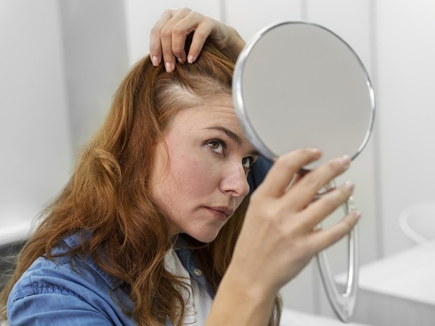 Il dramma autunnale dei capelli: perché ti stanno abbandonando e come convincerli a restare