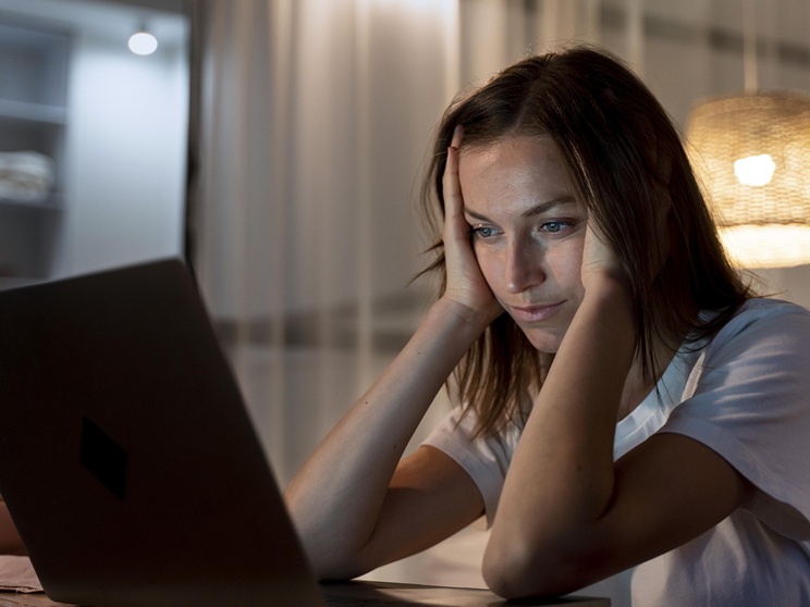 Blue Light & Skincare: proteggersi davvero o solo marketing da schermo?
