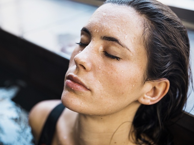 Pelle Grassa: Quando la T-Zone Brilla più del Tuo Futuro (e Come Tenerla a Bada)